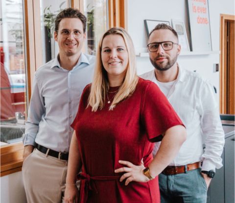 Tom Silberschmidt, Ivonne Silberschmidt und Sven Leimeister von Silberschmidt Media im B&uuml;ro