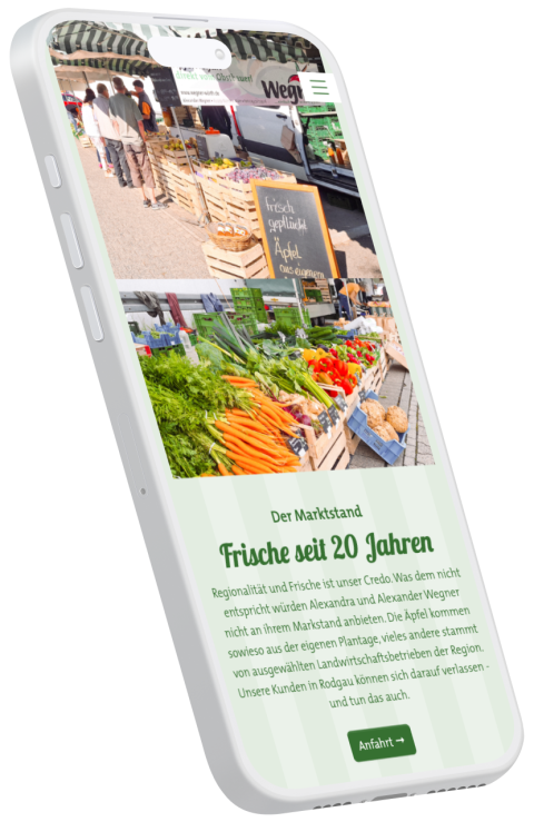 Marktstand von Wegner Obst mit frischem Obst und Gem&uuml;se, Kunden kaufen regionale Produkte.