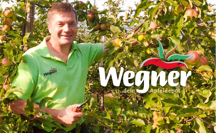 Obstbauer Alexander Wegner in seiner Apfelplantage, umgeben von reifen Äpfeln, mit dem Logo von Wegner - dein Äpfeldepot.