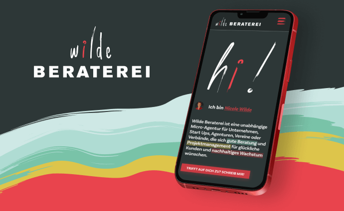 Mockup der 'Wilde Beraterei'-Website auf einem roten Smartphone. Die Startseite zeigt die Begrüßung 'Hi!' mit einer Vorstellung von Nicole Wilde und ihren Beratungsangeboten. Links das Logo 'Wilde Beraterei' auf einem farbigen, wellenförmigen Hintergrund.