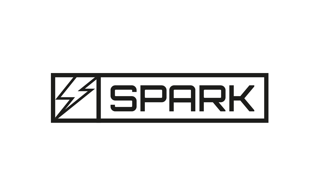 Schwarzes rechteckiges Logo mit einem stilisierten Blitzsymbol links und dem Wort ‘SPARK’ in klarer, eckiger Schrift rechts.
