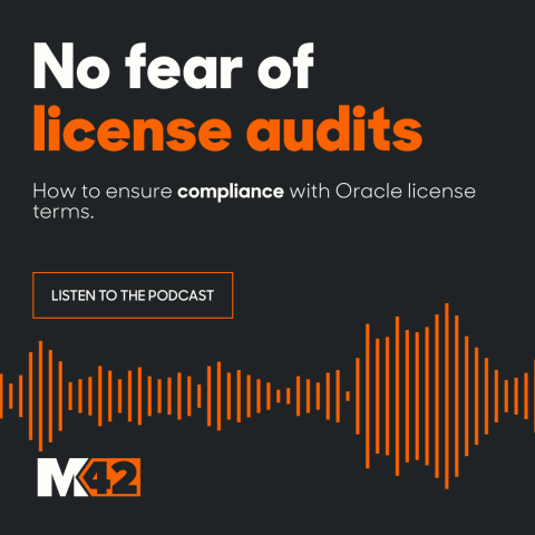 Grafik mit dem Titel &bdquo;No fear of license audits&ldquo; und dem Untertitel &bdquo;How to ensure compliance with Oracle license terms&ldquo;. Darunter ein Button mit der Aufschrift &bdquo;Listen to the podcast&ldquo;. Am unteren Rand ist eine stilisierte orangefarbene Audio-Wellenform zu sehen sowie das Logo &bdquo;M42&ldquo;.