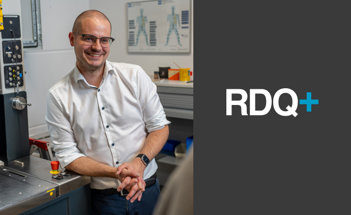 RDQ+ Geschäftsführer Martin Reh im technischen Umfeld mit Markenlogo – authentisches Business-Porträt für Website und Kommunikation