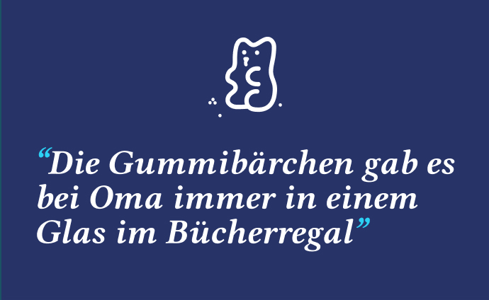 Dunkelblaues Zitat-Design mit einer stilisierten Gummibärchen-Illustration oben. Der Text lautet: 'Die Gummibärchen gab es bei Oma immer in einem Glas im Bücherregal'.