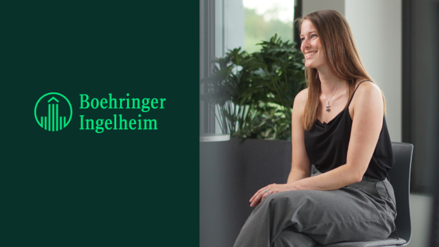 Bild einer freundlich schauenden, sitzenden jungen Frau, links daneben das Logo von Boehringer Ingelheim.